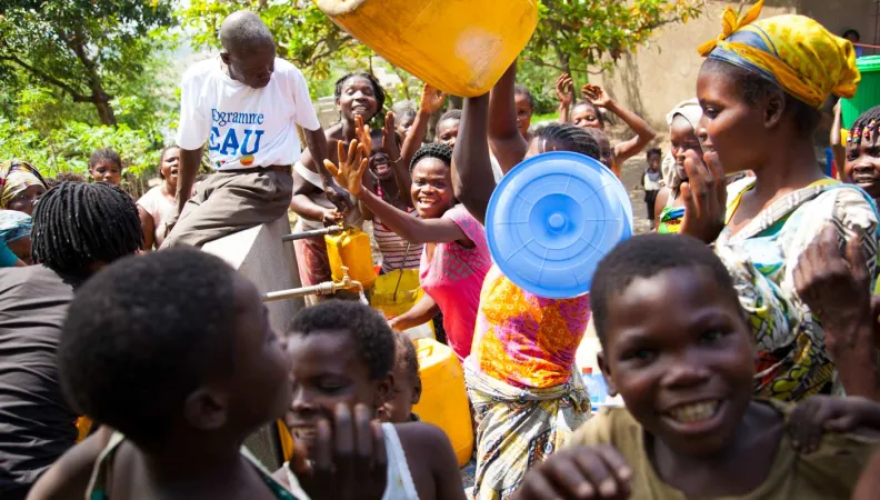 Drinking water, DRC © Joseph Moura 